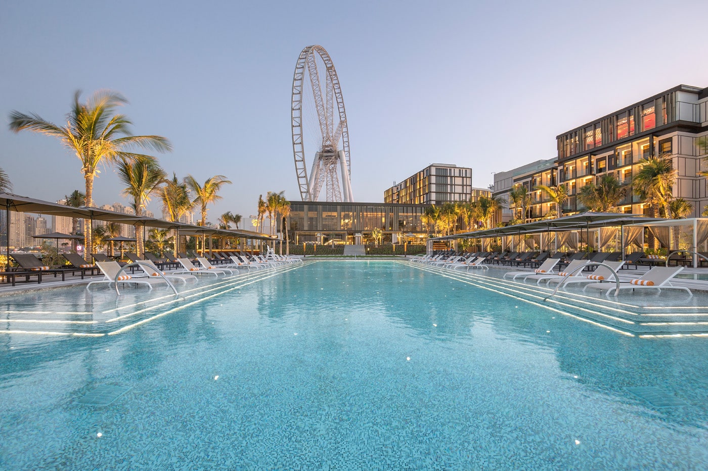 Caesars Resort Bluewaters розташований в розкішному рукотворному оазисі Bluewaters, звідки відкривається вид на Ain Dubai - найвище у світі оглядове колесо