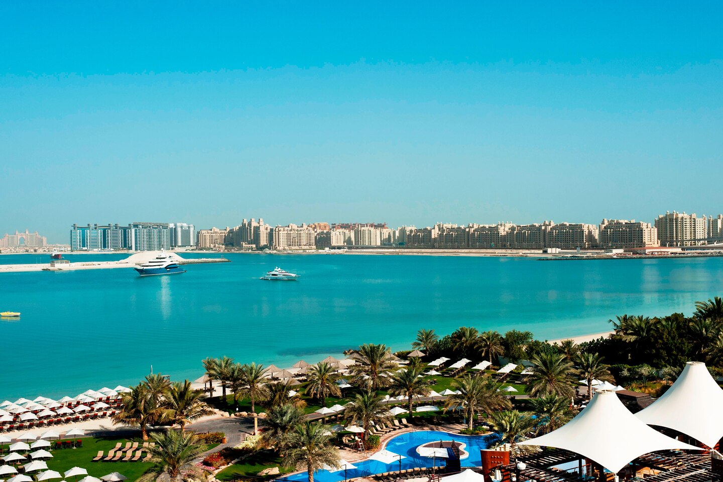 Ділить велику територію з готелем Le Meridien Mina Seyahi Beach Resort & Marina.
