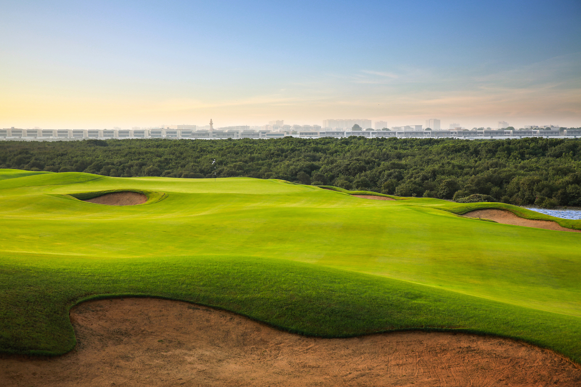 Вы получите доступ к Al Zorah Golf Club и резервации мангровых лесов (100 гектаров). Зеленая территория отеля делает его похожим на оазис, спрятанный в недрах пустыни.