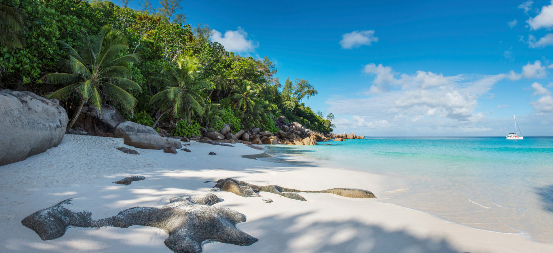 Для вашого відпочинку - три чудових пляжі з білим піском, мальовничими пагорбами, пишною зеленню і екзотичними рослинами.