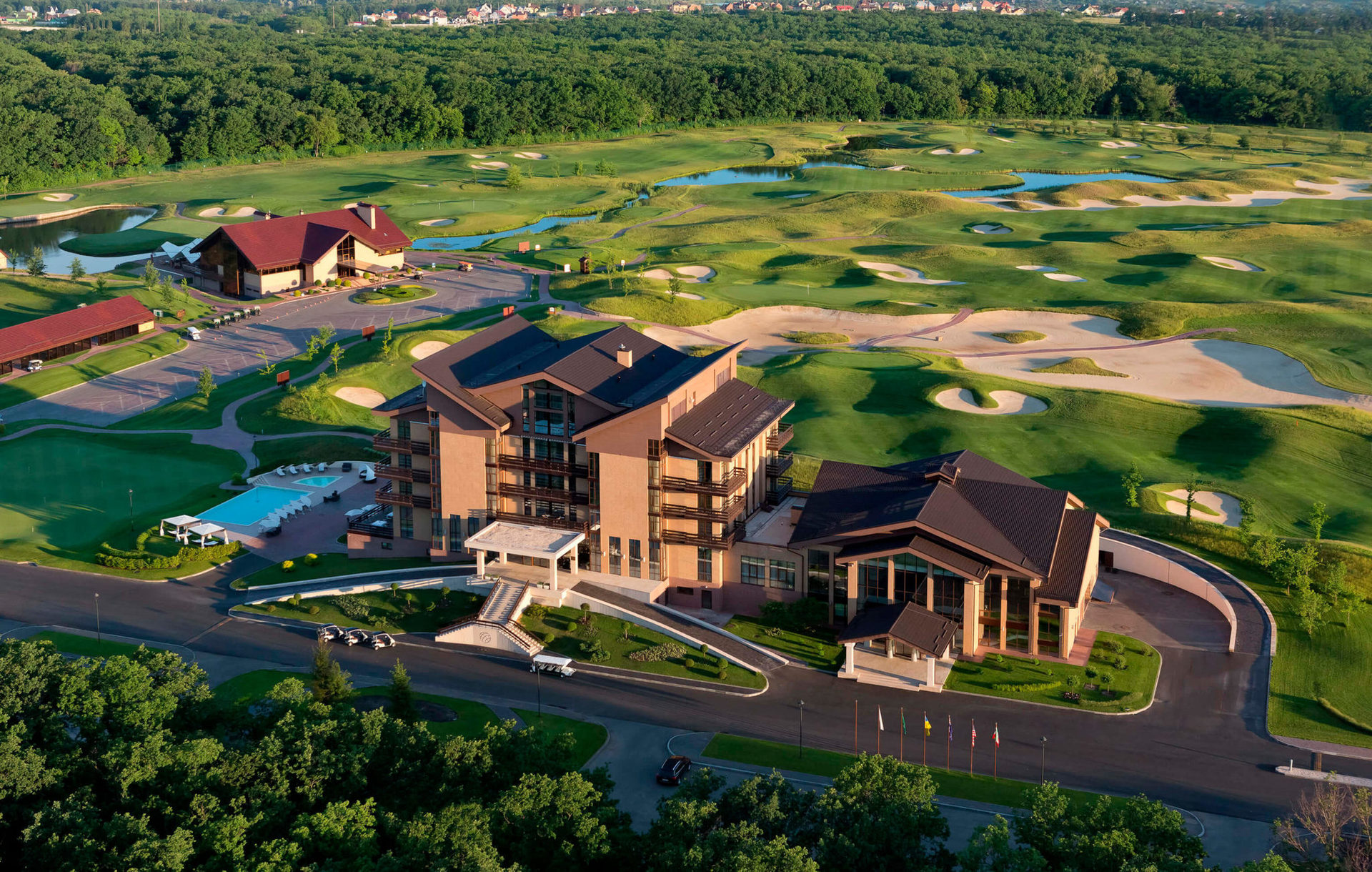 Единственный в Украине гольф-курорт, включающий пятизвездочный бутик-отель, гольф-клуб Superior и ресторан изысканной европейской кухни Albatross.