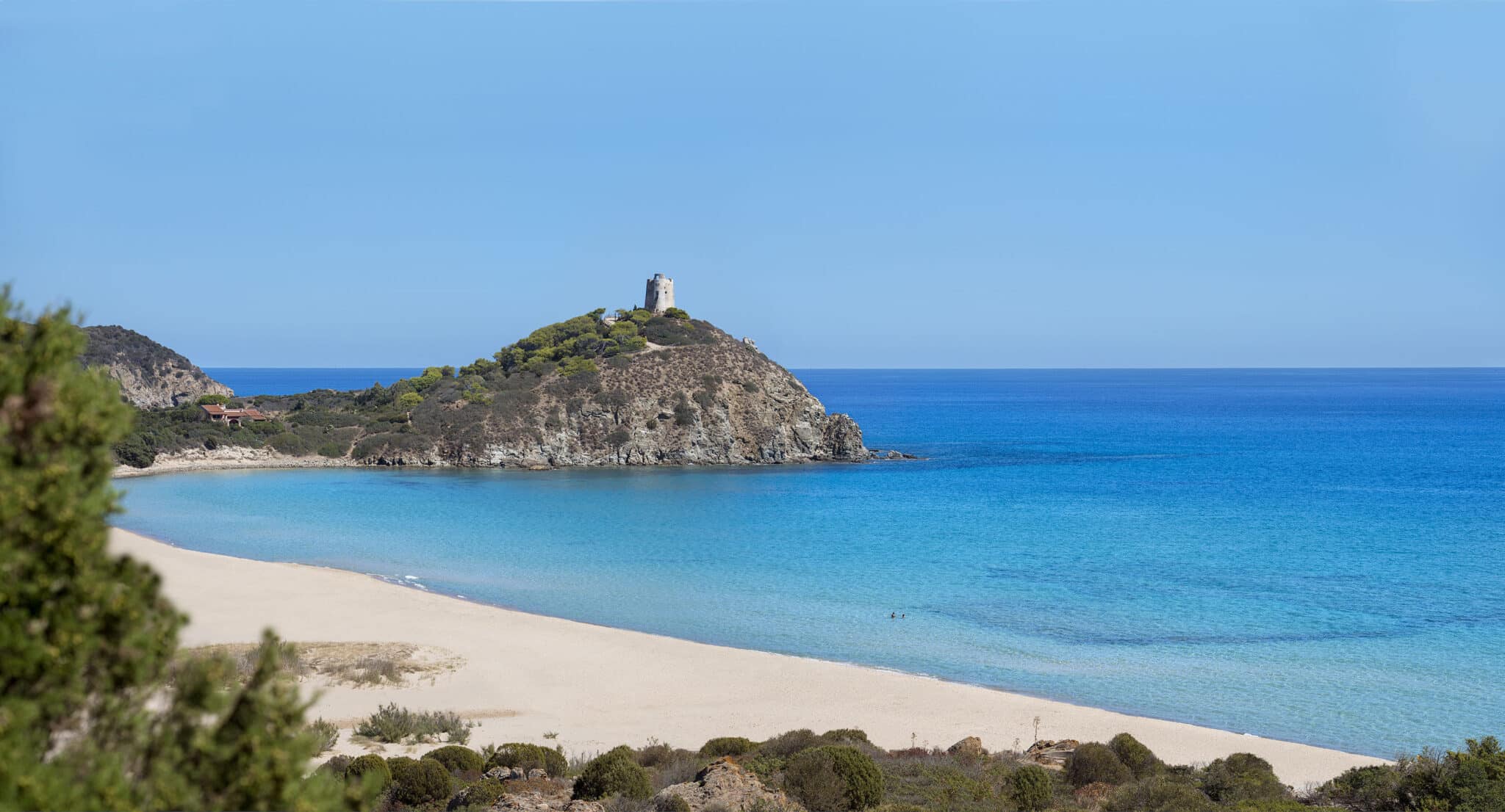Курорт розташований у мальовничому куточку Кіа на південному заході Сардинії. Узбережжя Кіа – унікальне місце, яке кілька років поспіль було відзначене Five Blue Sails від асоціації Legambiente за чистоту моря та пляжу.
