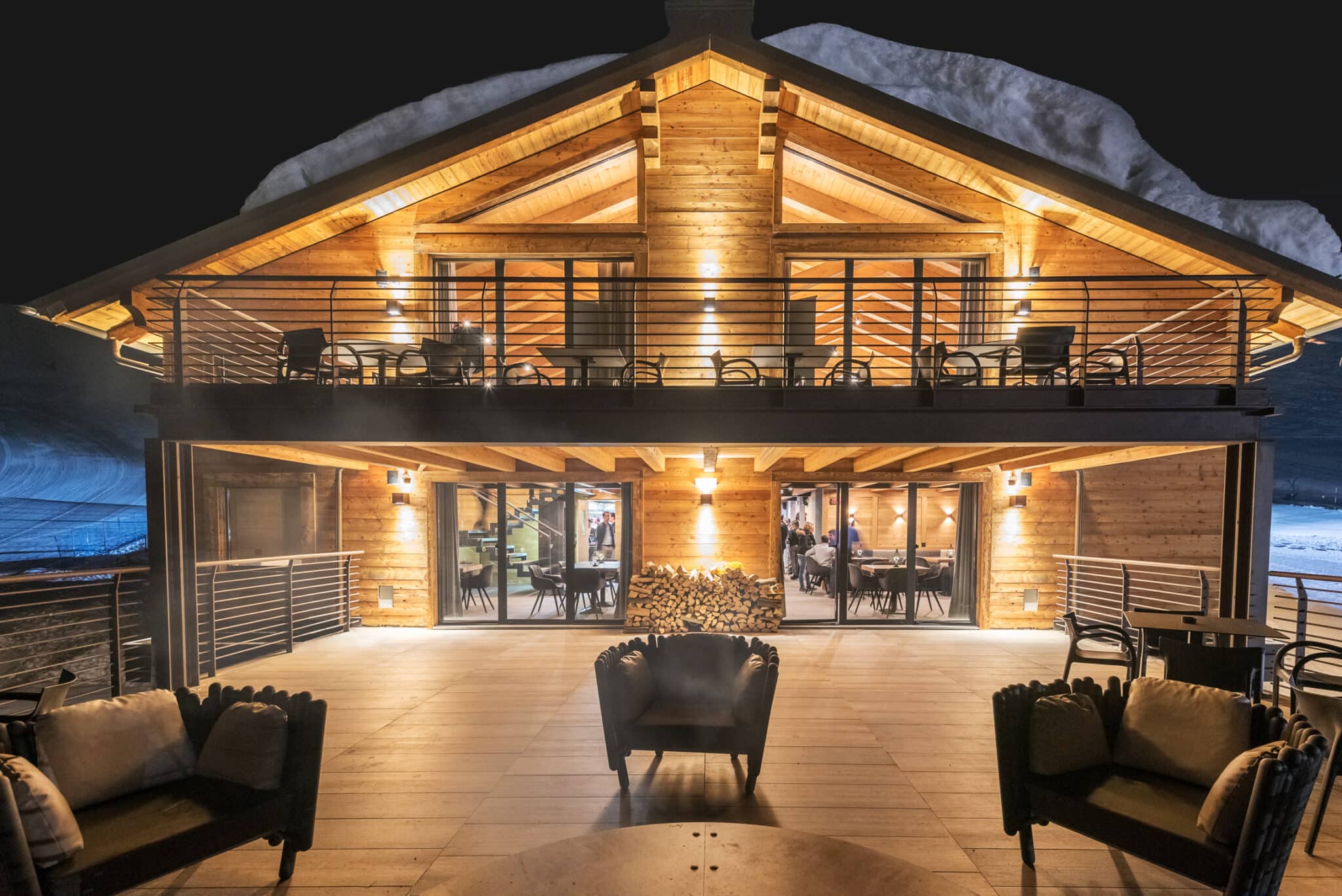 Шале-ресторан «La Loge du Massif» на склоне предлагает гостям уникальный сервис: усуги ski-консьержа, а также комнату для хранения лыжного оборудования. Кроме того, ресторан, бар с открытой террасой и гастрономический сэндвич-бар.