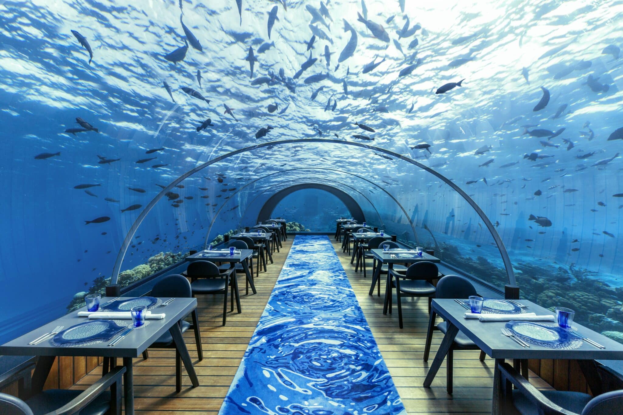 Отпразднуйте свою единственную в жизни любовь под водой, проведя церемонию в уникальном подводном ресторане Hurawalhi «5.8», идеальном месте для осуществления ваших мечтаний. Проживите один из самых романтичных моментов жизни в самом большом в мире полностью стеклянном подводном ресторане, расположенном на глубине 5,8 метров под поверхностью волн и окруженном великолепным коралловым рифом и завораживающей морской жизнью.