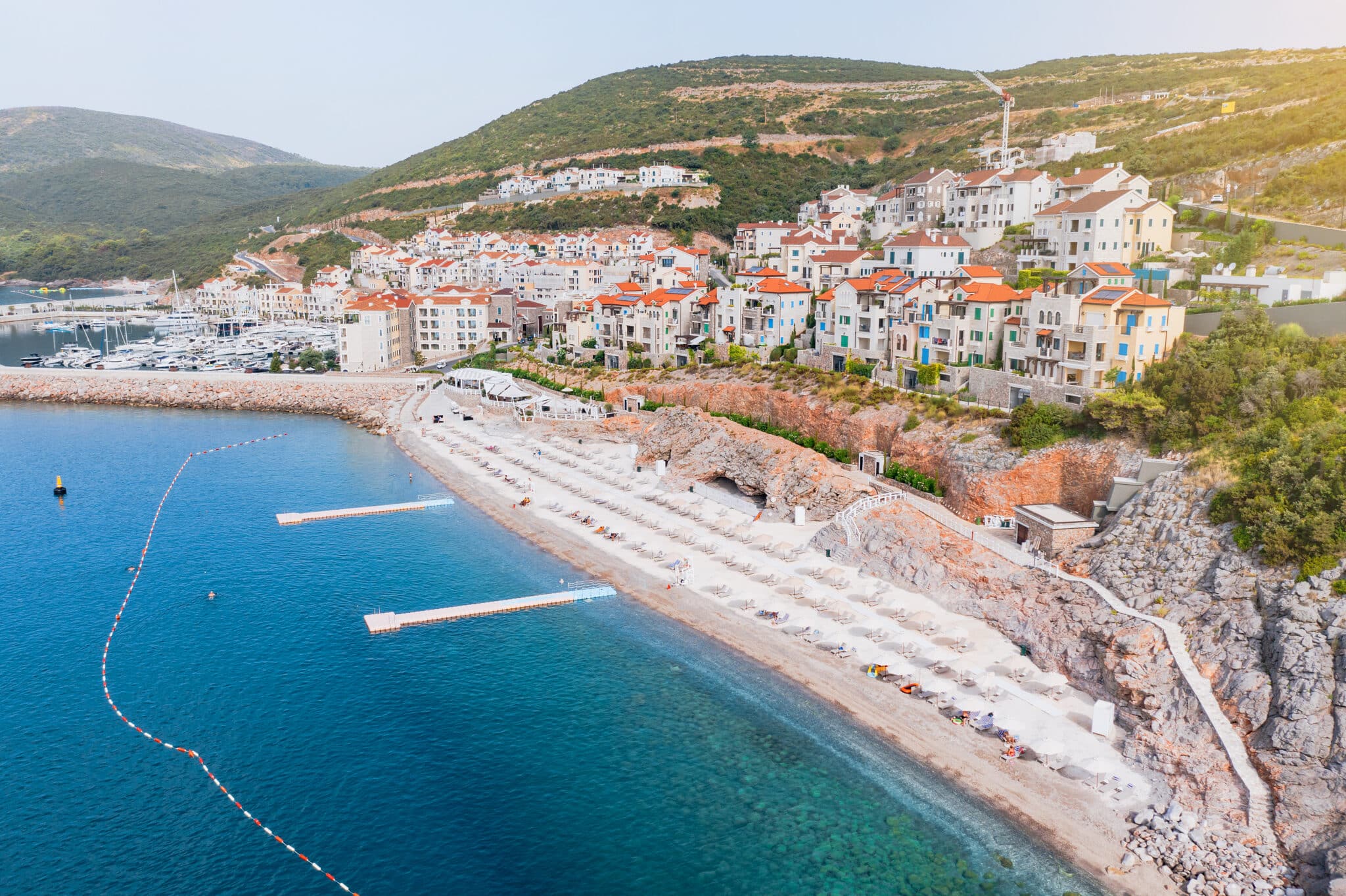 У точці перетину між блакитними хвилями і похилими горами ви знайдете готель The Chedi Luštica Bay: найкращий п'ятизірковий готель класу люкс у Чорногорії.
