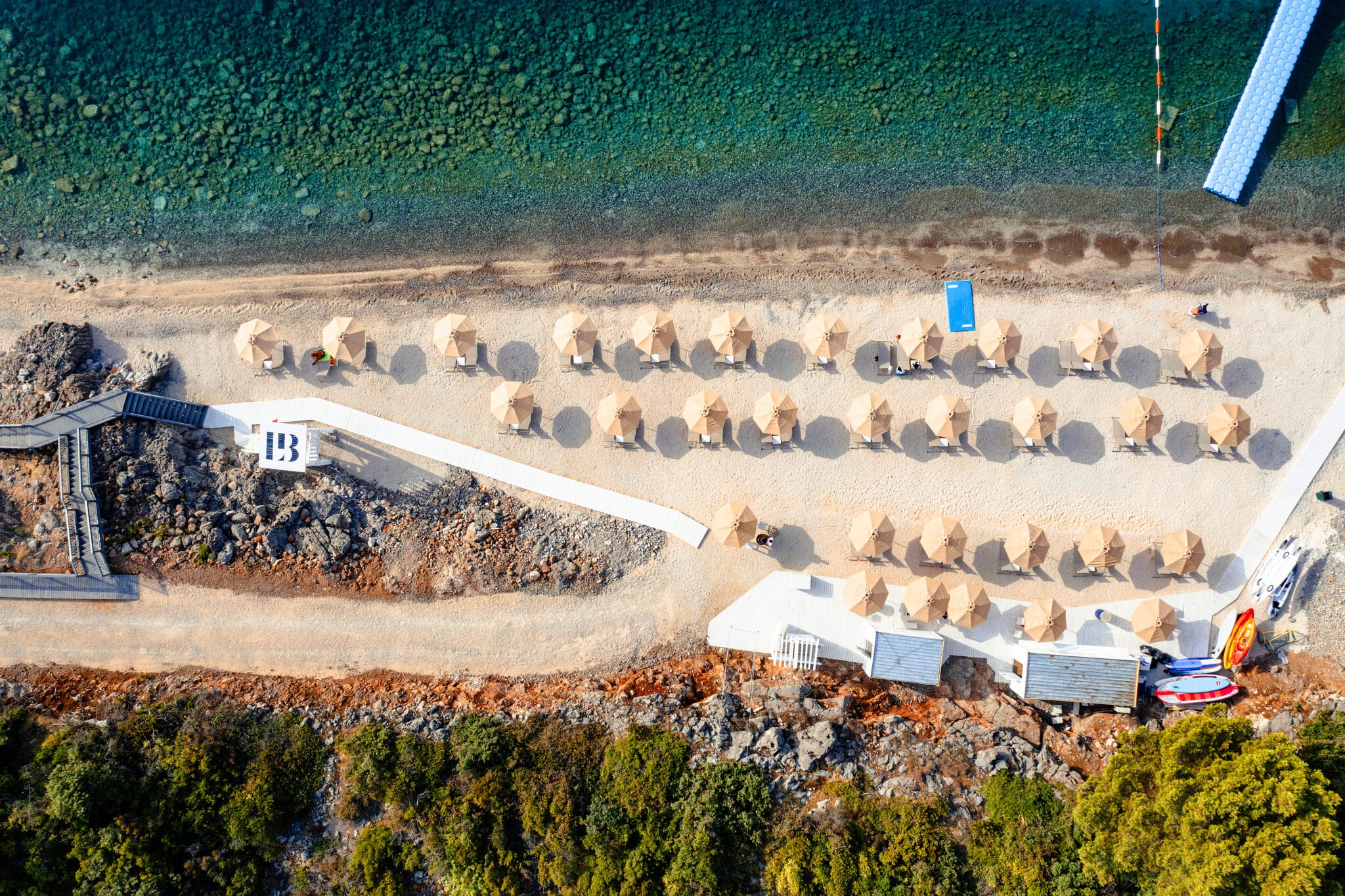 Есть свой частный пляж THE CHEDI PRIVATE BEACH , а также своя пляжная зона на пляже Marina Beach, в сезон бесплатный трансфер на катере в пляжные клубы ALMARA BY LUSTICA и 21 BEACH.