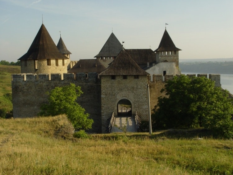 насолодитися архітектурними дивами України - Хотинським замком і давнім Кам'янець-Подільським