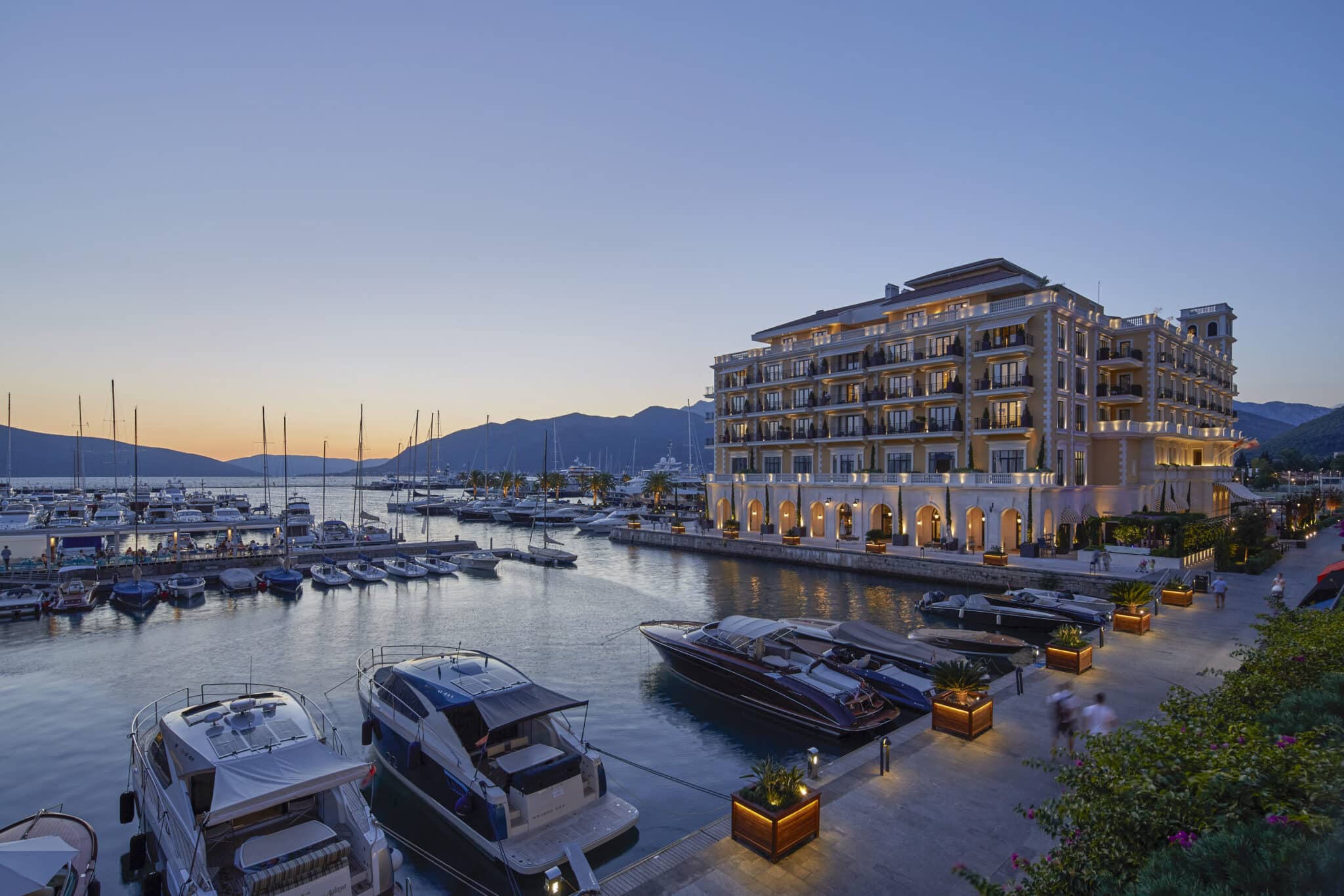 Regent Porto Montenegro розташований в яхтовому порту на території розкішного комплексу Porto Montenegro в Которській бухті, що охороняється ЮНЕСКО.