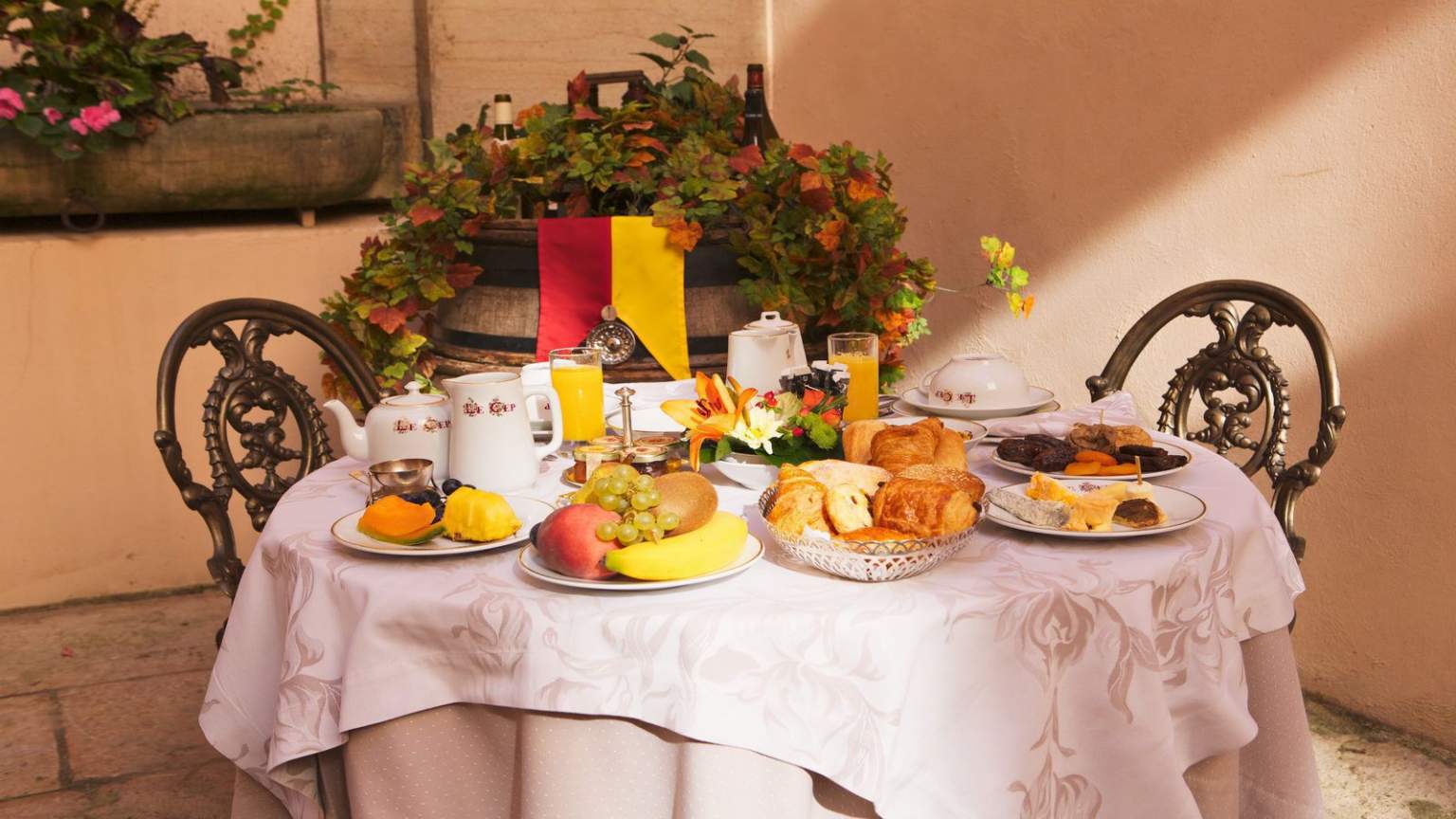 Сніданок у готелі. Вільний час. Сніданок у готелі. Вільний час.