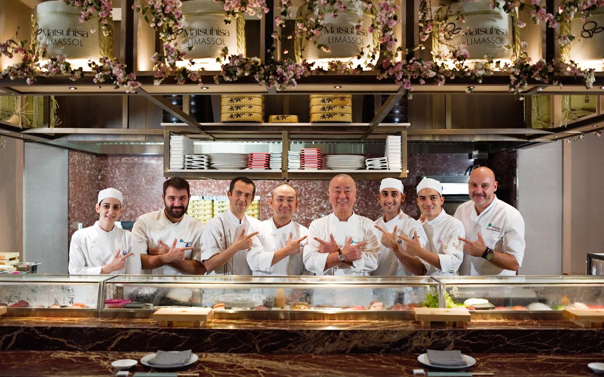 Зіркові шефи: ресторан італійської кухні очолює відомий лондонський шеф-кухар Джорджо Локателлі, відзначений зірками Мішлен, а  ресторан для поціновувачів різноманітних та оригінальних страв -Matsuhisa Limassol , чолює всесвітньо відомий шеф-кухар Нобу Мацухіса.