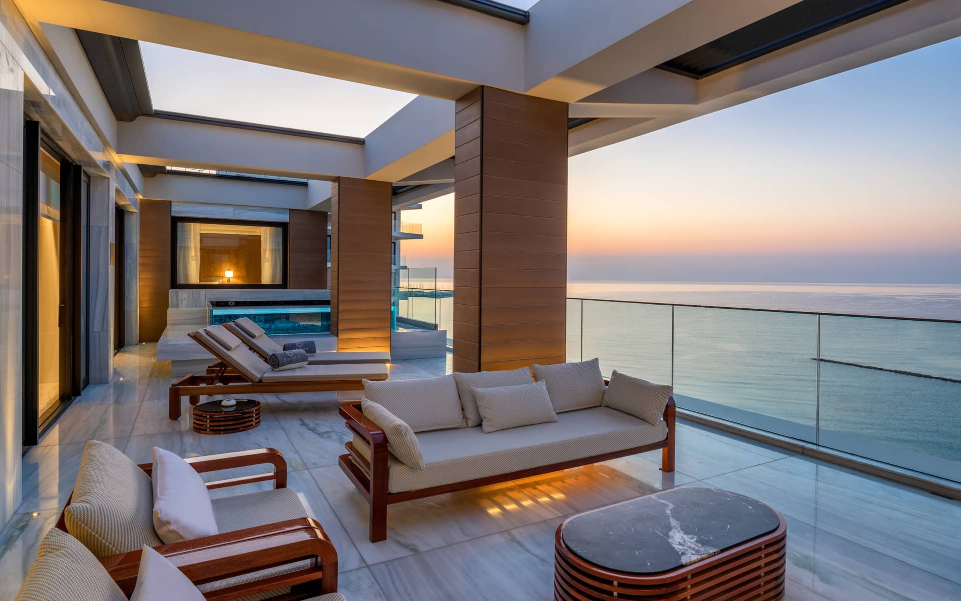 Всі номери готелю з панорамним видом на Середземне море.