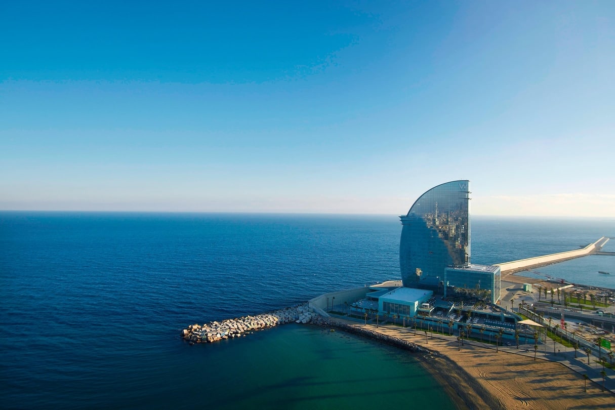 Побудований у вигляді вітрила чудовий готель W Barcelona розташований поряд із пляжем Барселонета, тож гості гідно оцінять чудовий дизайн готелю та фантастичний вид на Барселону.