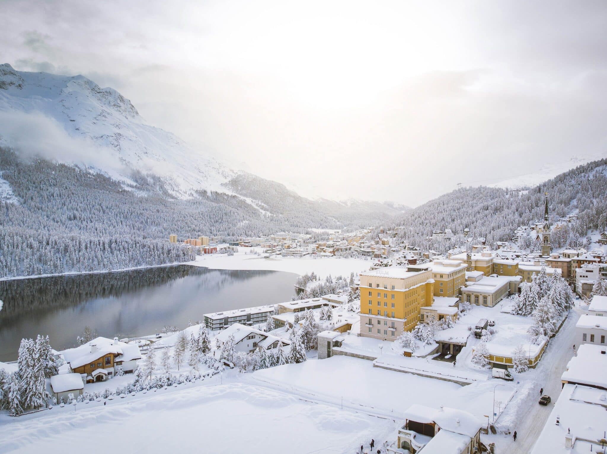 Розкішний готель Kulm St Moritz примітний цікавою історією - його відкрив у 1856 році Йоханнес Бадрутт, людина, яка започаткувала зимовий гірський туризм. З самого відкриття в готелі Kulm панує атмосфера елегантності та традицій.