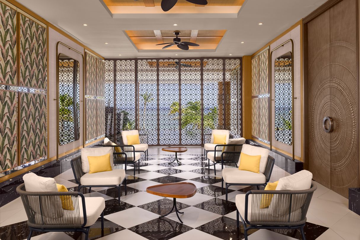 Готель має зал Chamarel, який є одним з найбільших на острові, місткістю до 500 гостей. Цей зал можна розділити на дві великі кімнати для зустрічей і прийому гостей.