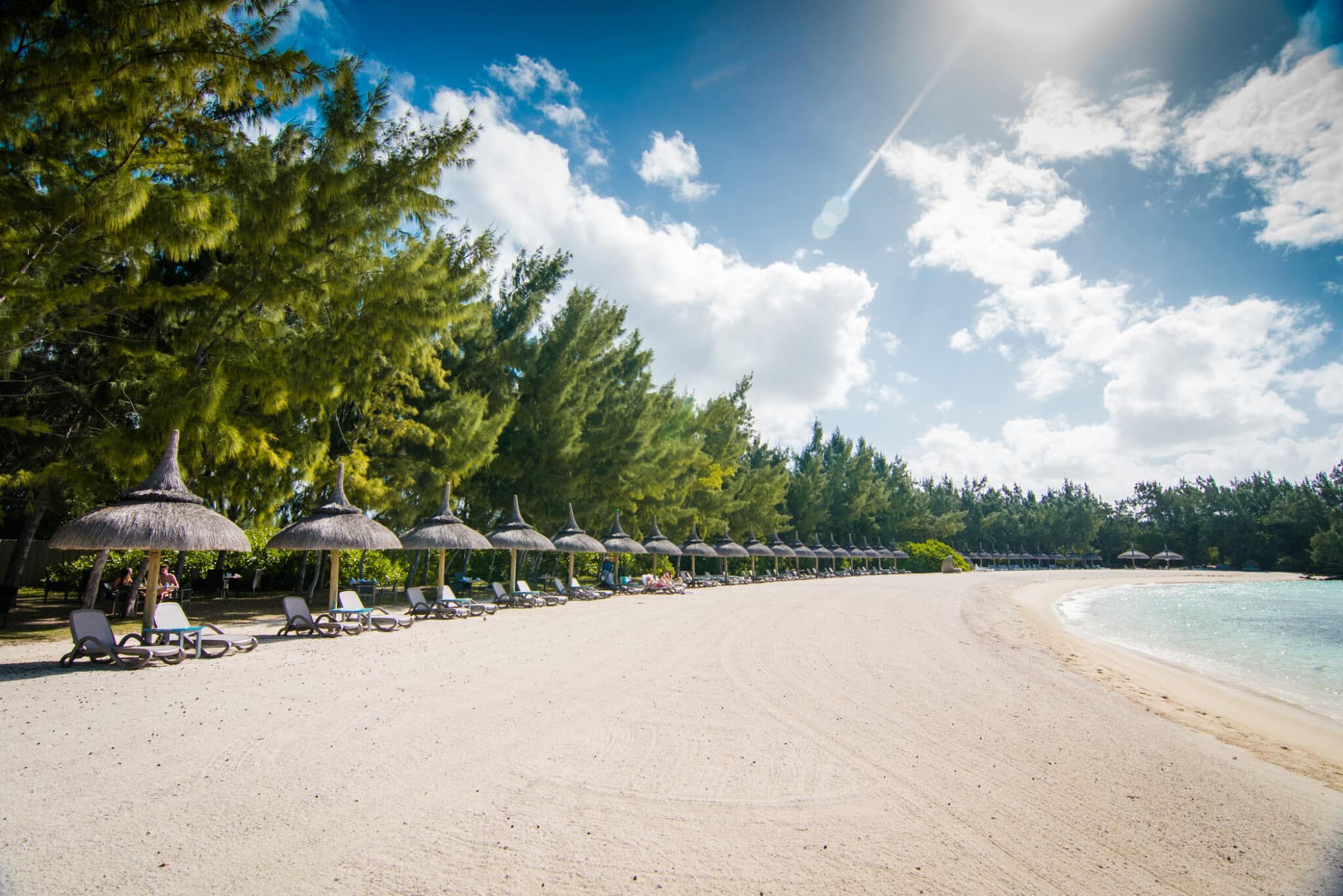 Готель розташований на одному з найбільш протяжних пляжів Маврикія з білосніжним піском (ідеальне місце для незабутніх фото та проведення урочистих подій).