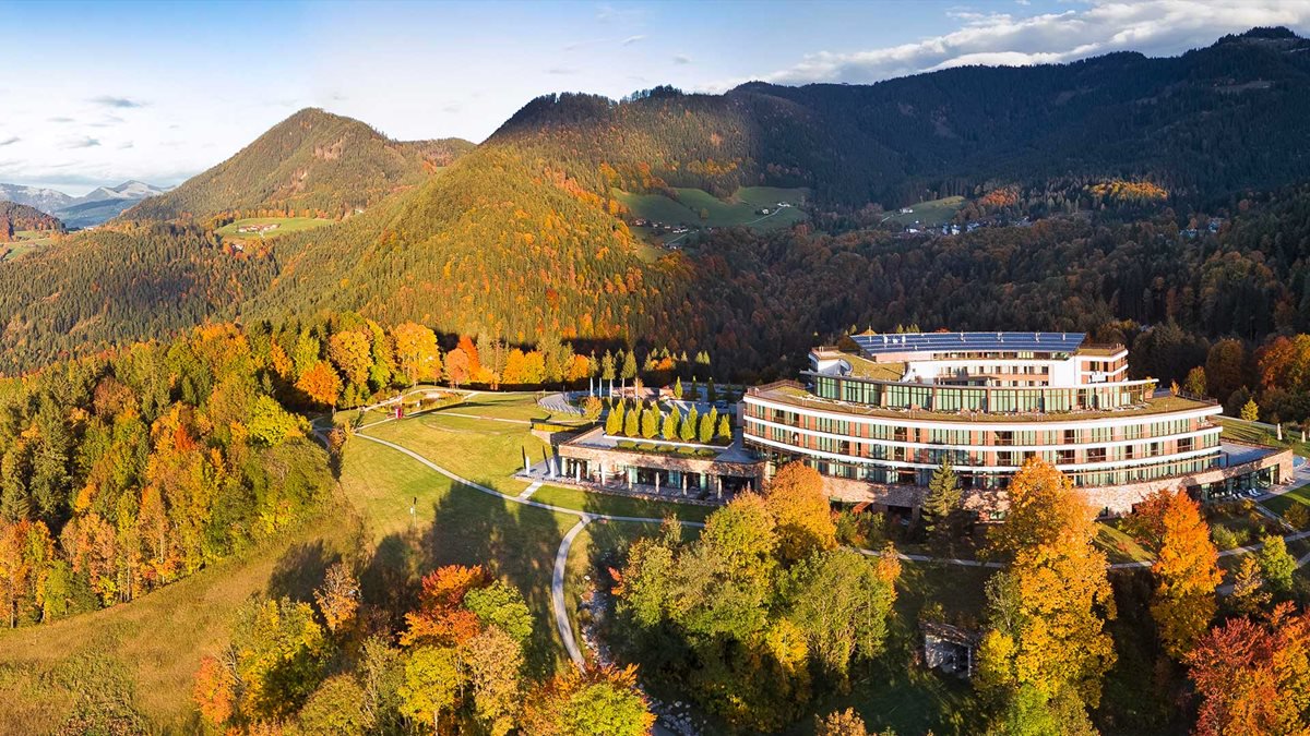 Відокремлений величезною власною територією готель має вид на гори з будь-якої точки.