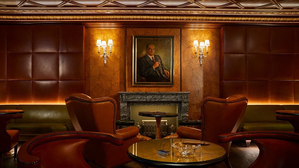 Kempinski Cigar Lounge by Zechbauer Дизайнер інтер’єру Colin Finnegan створив у лаунжі атмосферу англійського клубу: гості розсідаються на шкіряних кріслах у стилі Людовика XVI перед каміном 19 століття.