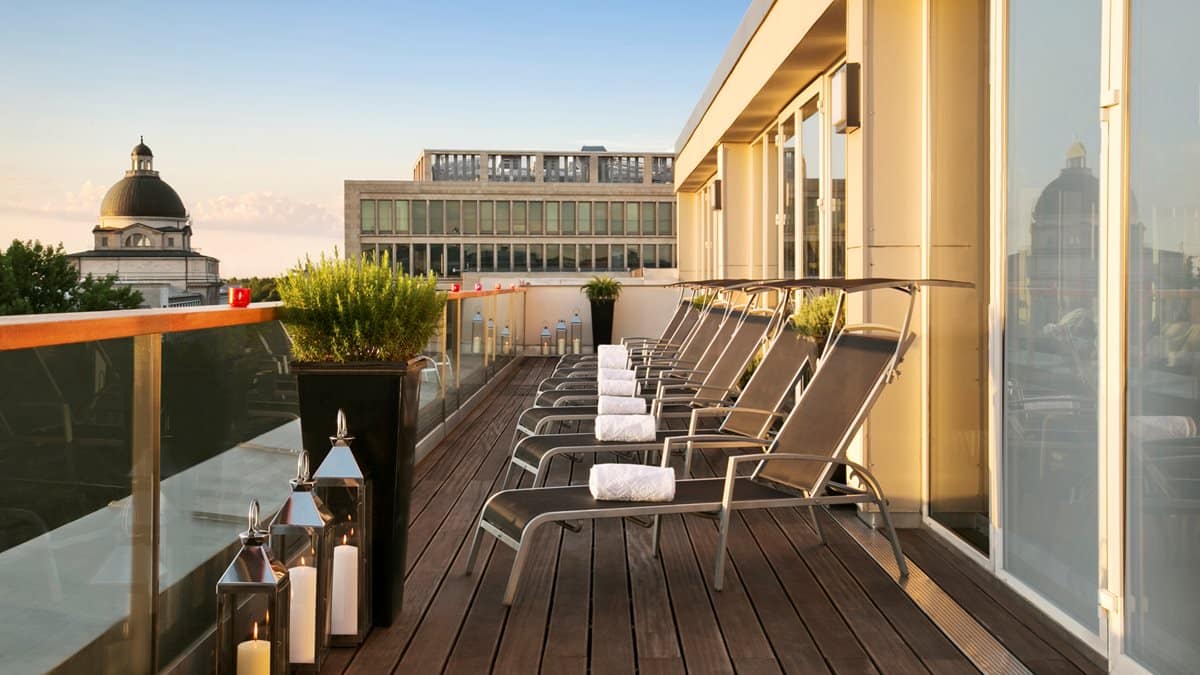 Kempinski The Spa з видом на верхівки неймовiрних будівель Мюнхена.