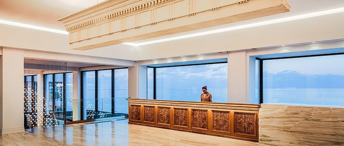 Люкс рівень Аbaton Resort - це не тільки дизайнерські інтер'єри, а й сервіс - персональний консьєрж подбає про виконання будь-якого бажання гостя курорту.