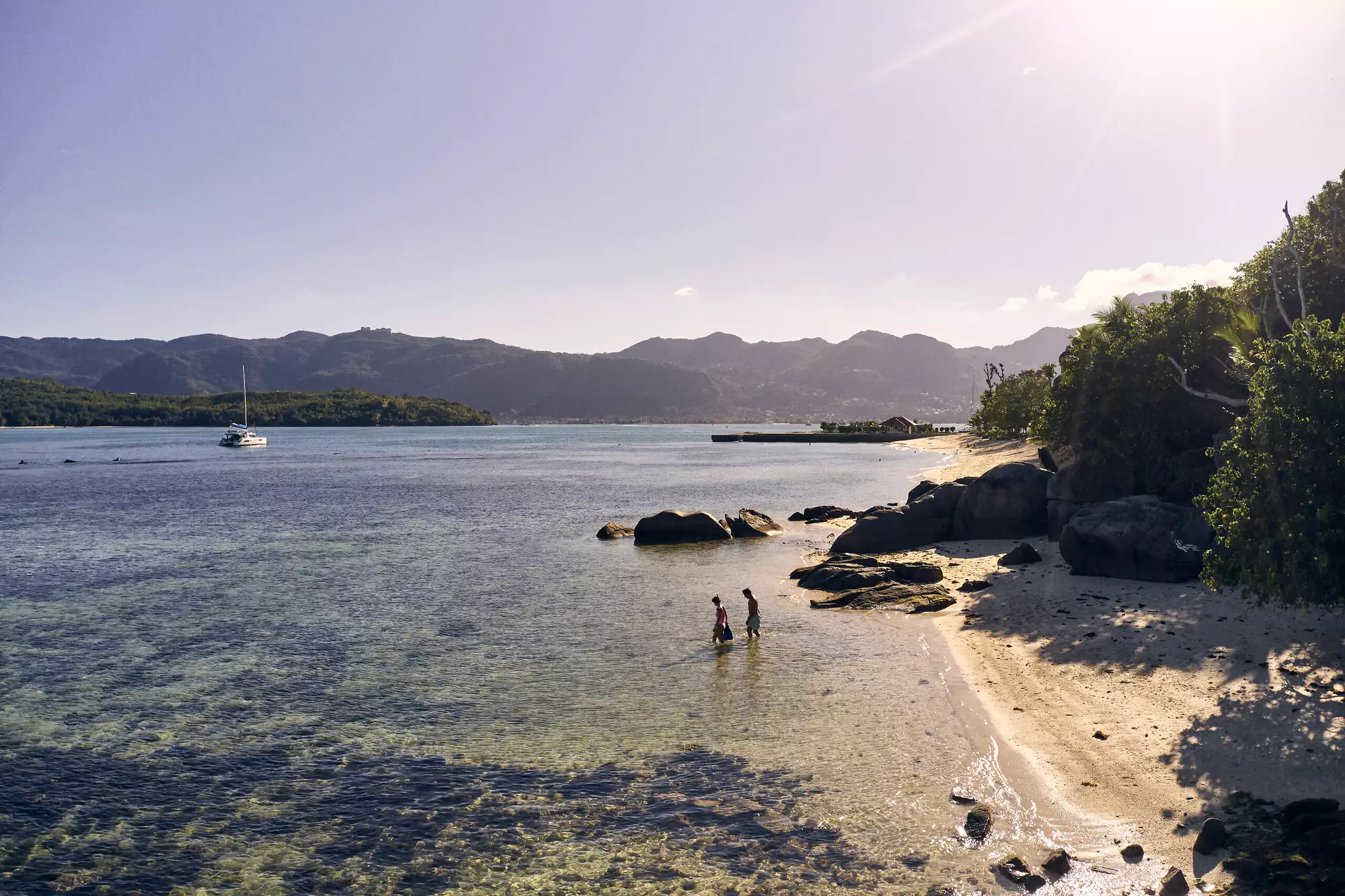 Club Med Seychelles 5* – єдиний курортний комплекс на острові Св. Анни (Saint-Anne), розташованого в самому центрі Сейшельського Архіпелагу; на острові та його прибережній території знаходиться Національний морський парк, який вважається одним із найкращих місць для дайвінгу та снорклінгу у світі.