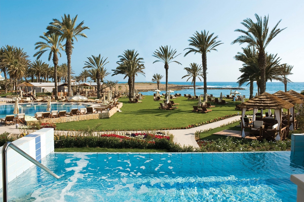 У Constantinou Bros Asimina Suites Hotel є свій прекрасний піщаний пляж і 2 басейни (об'єднаних) з прісною водою просто неба.