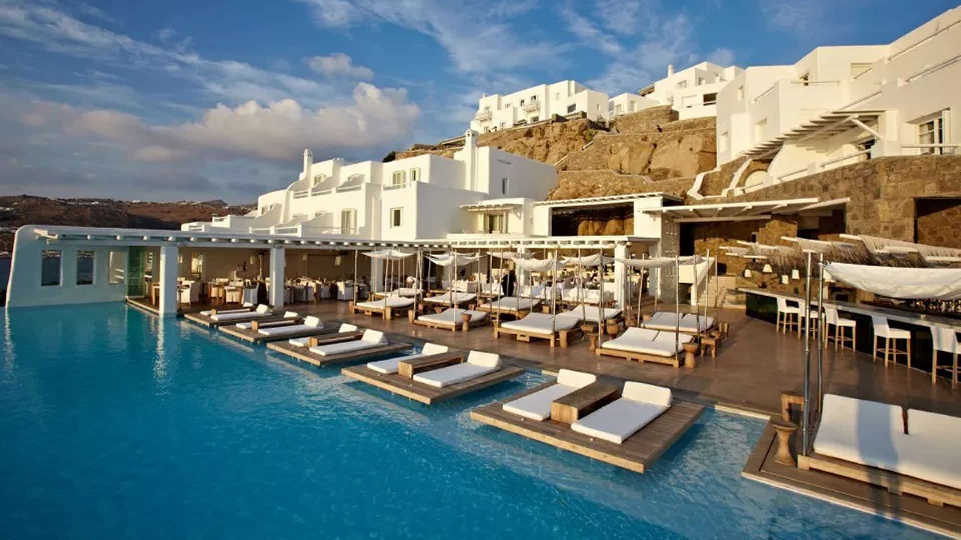 Cavo Tagoo 5* - це унікальний готель, побудований на мальовничій скелі, яка височіє над смарагдовою гладдю Егейського моря.