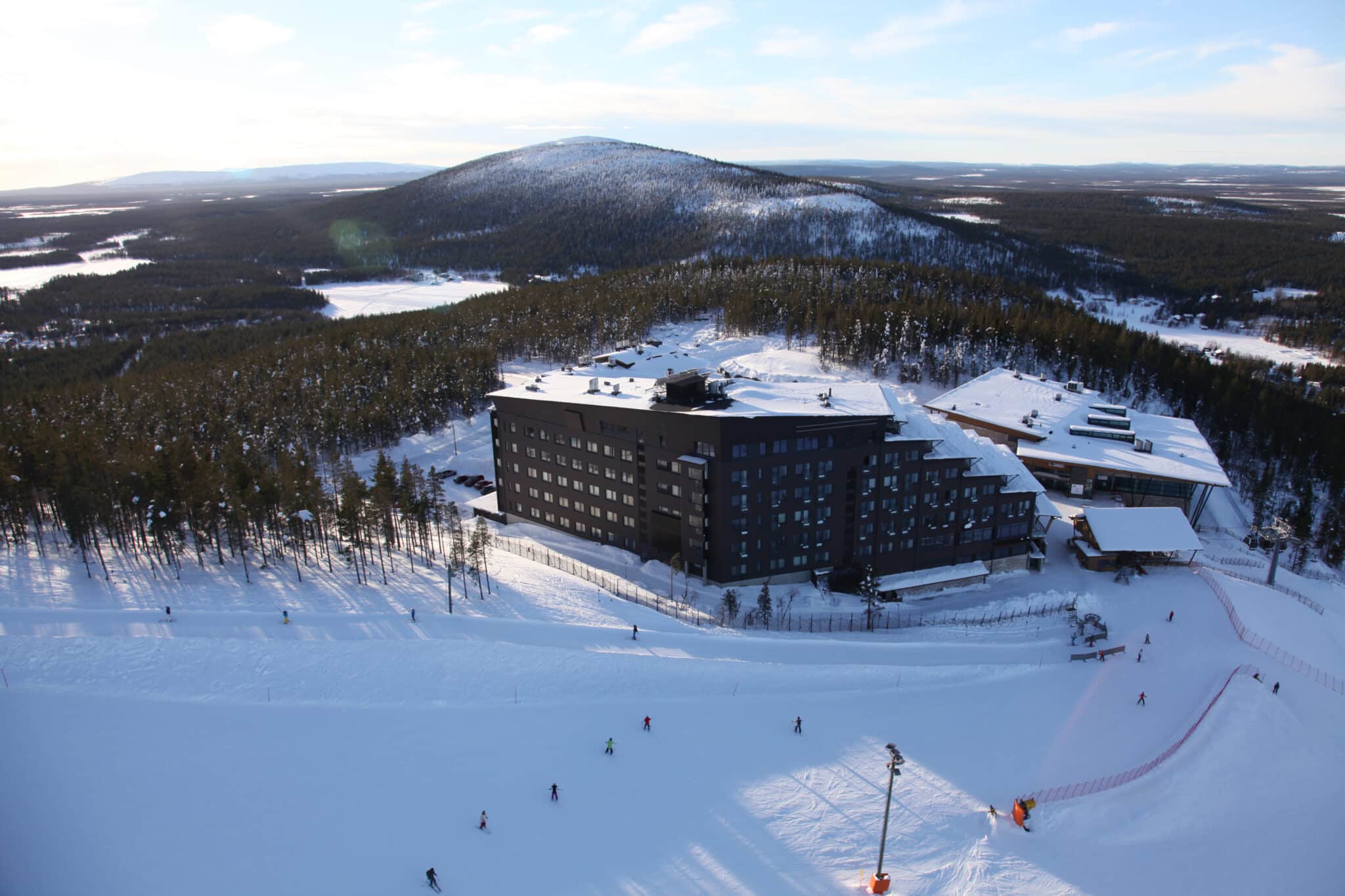 Сучасний готель Levi Panorama Hotel розташований в унікальному за своєю красою місці, на центральному схилі гори Леві, звідки відкриваються дивовижні панорамні краєвиди на лапландську зимову природу.