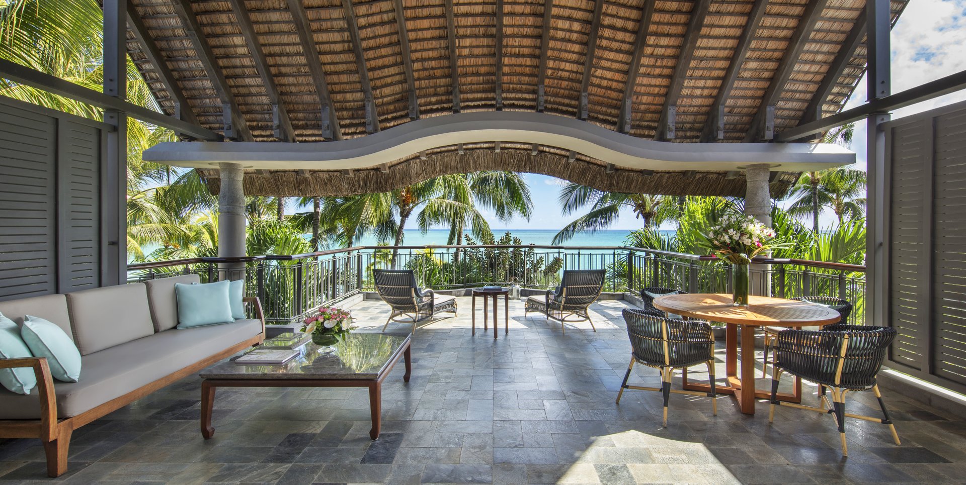 З власного балкона або тераси відкривається чудовий краєвид на тропічний сад і океан.