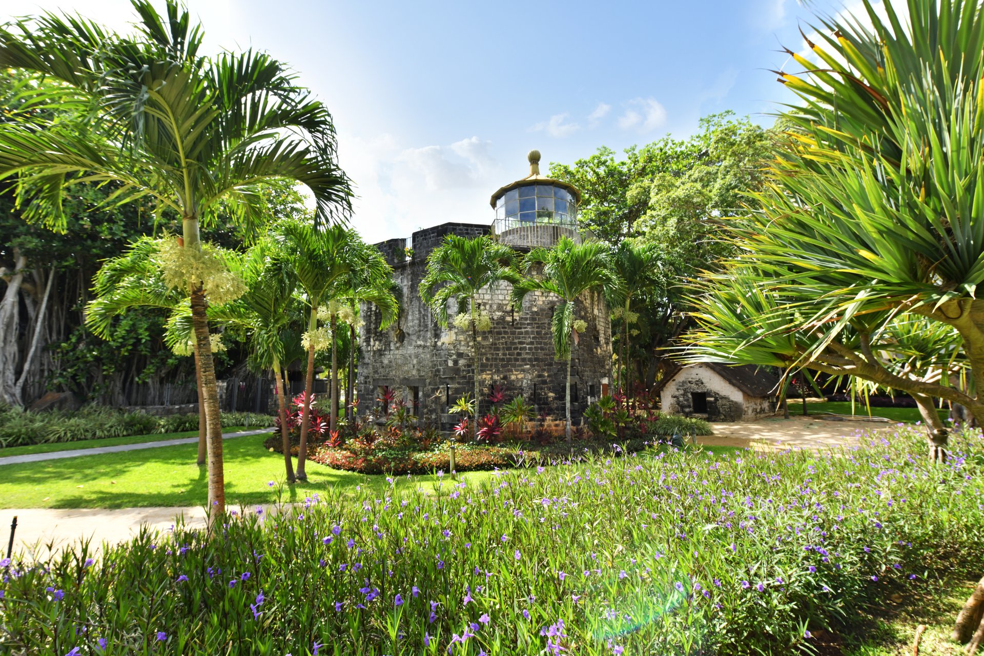 Тропічний сад площею 17 акрів, де історія цього місця відображена в залишках фортифікаційних споруд і гармат.