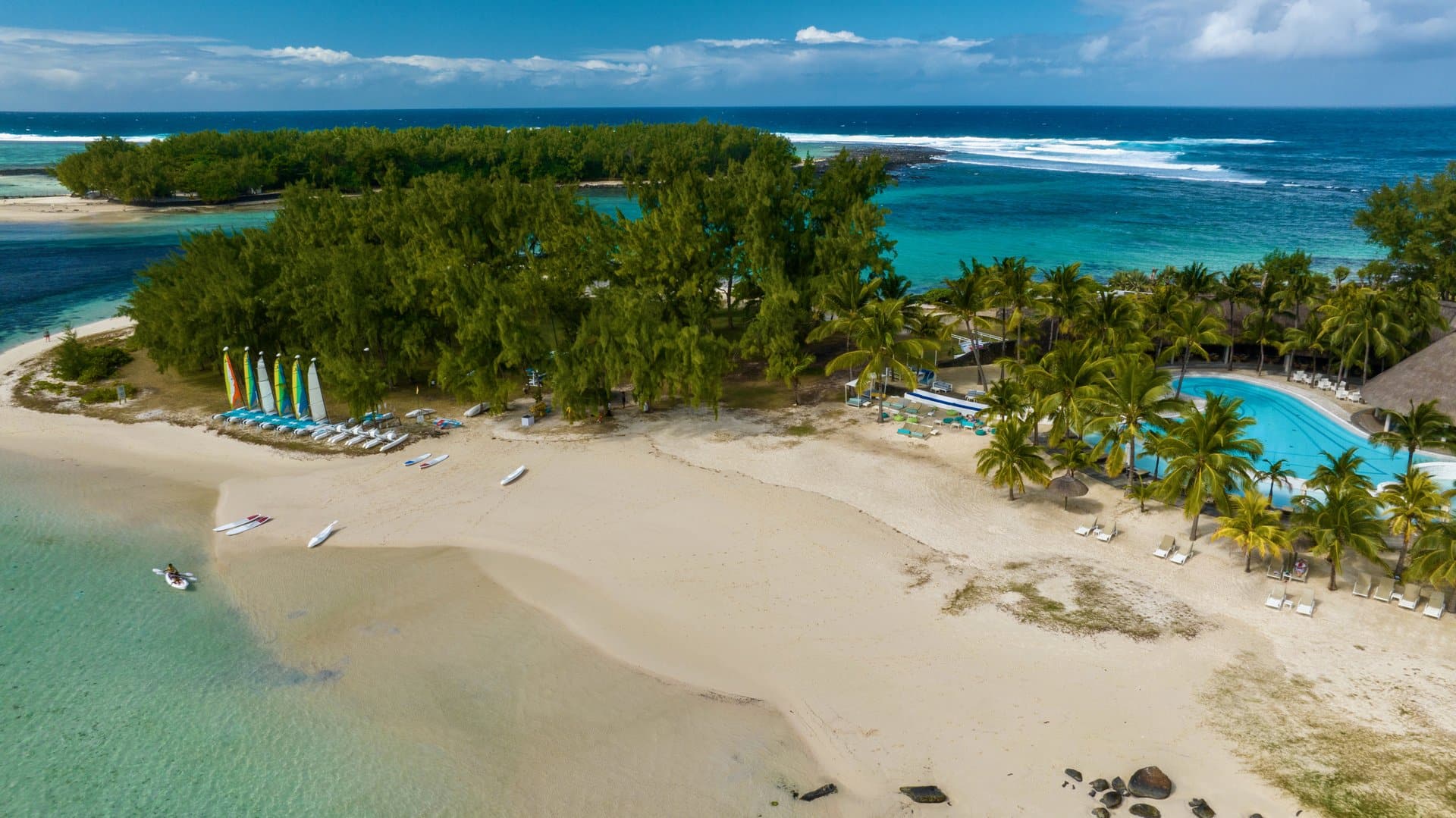 Готель Shandrani Beachcomber Resort & Spa має три різні пляжі, завдяки вигідному розташуванню на приватному півострові, оточеному морським заповідником Blue Bay, який багатий на різноманітне морське життя.