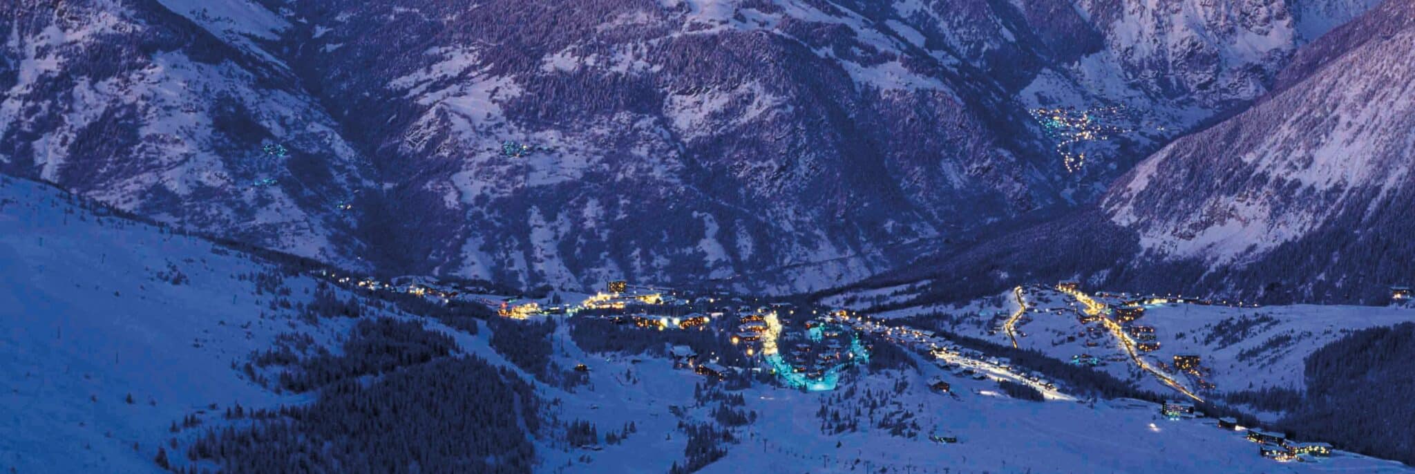 Six Senses Residences Courchevel розроблений у гармонії з навколишнім ландшафтом та піднімає концепцію традиційного гірськолижного відпочинку на новий рівень. Резиденції розташовані в самому серці курорту Куршевель 1850 року у найбільшій гірськолижній зоні «Три Долини».
Це сезонний курорт, який відкритий лише у зимовий період.