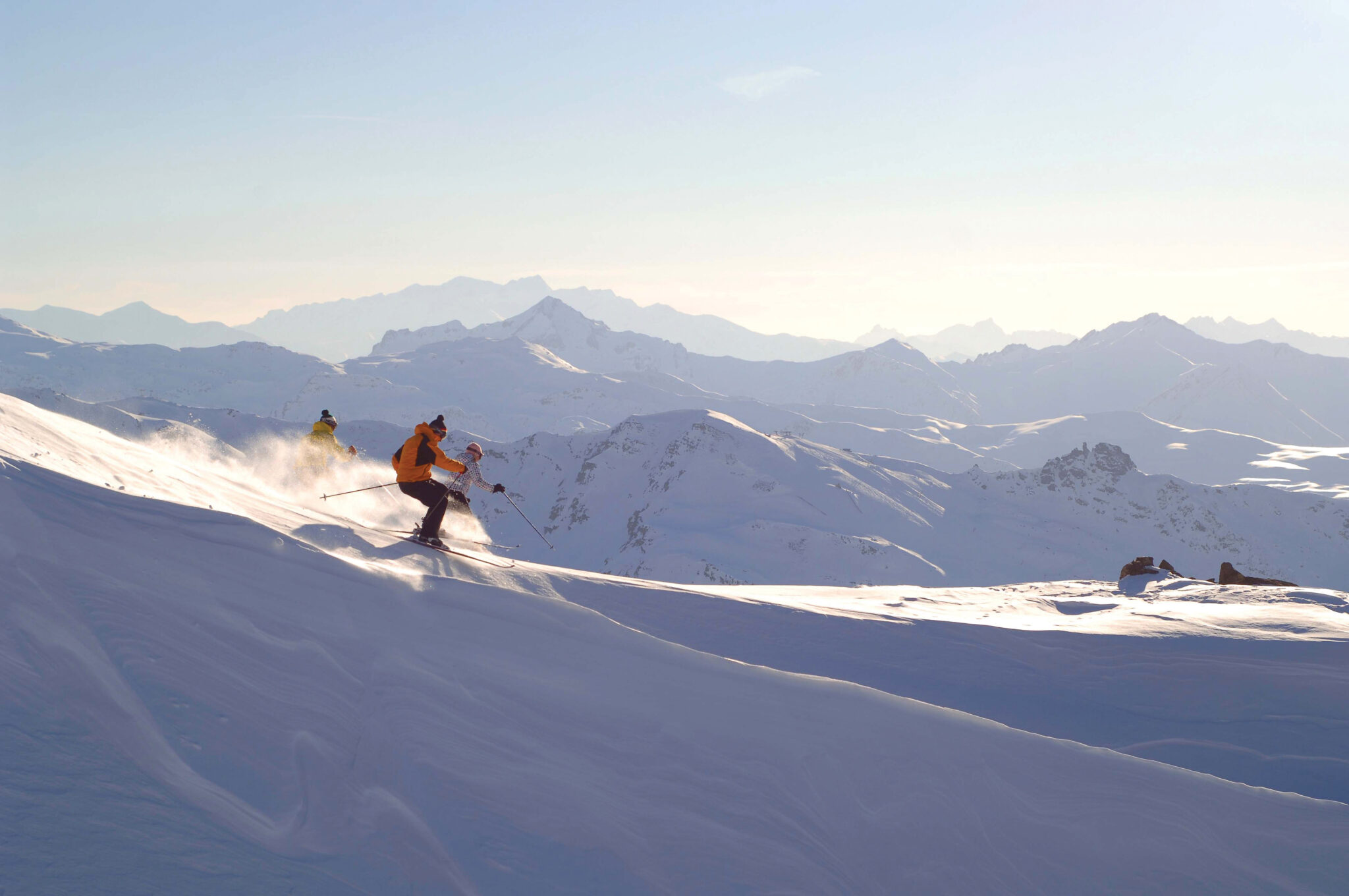 Розташування готелю Six Senses Crans-Montana на схилі забезпечує доступ до більш ніж 140 км лижних трас, від найлегших до найскладніших, і навіть до траси Кубка світу.