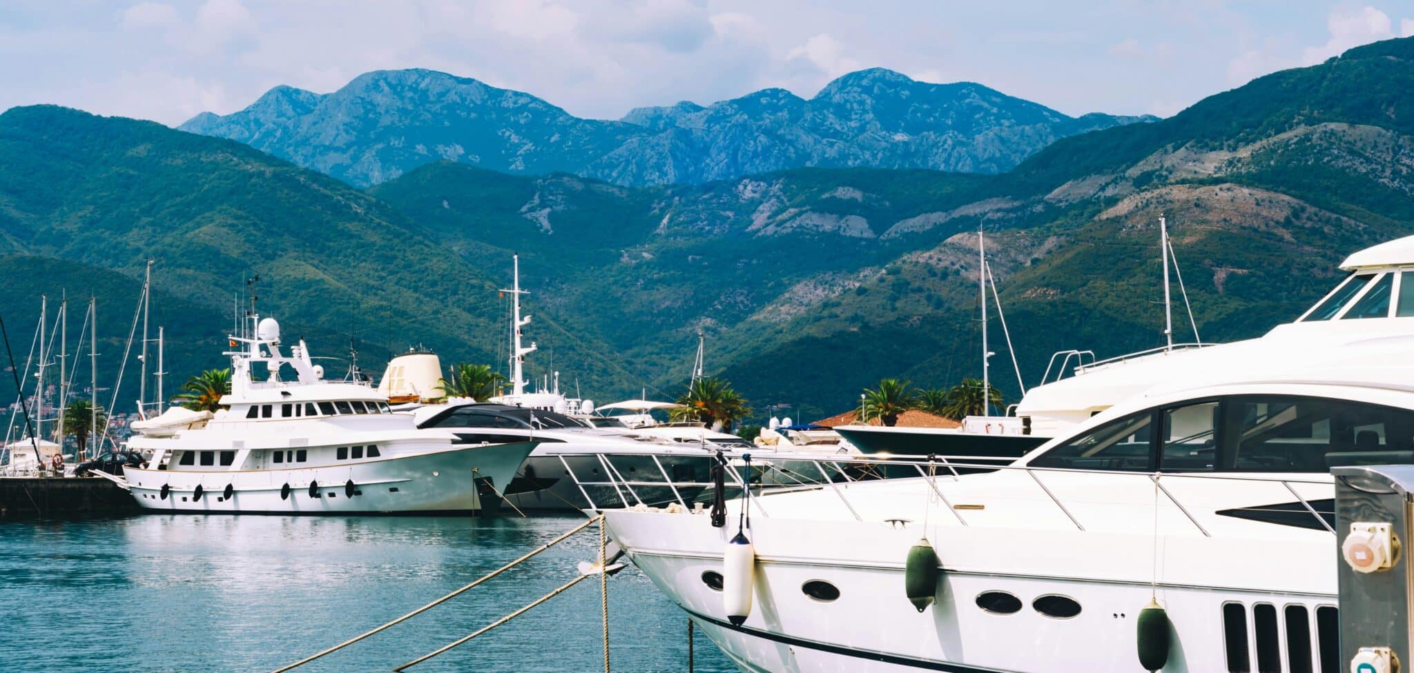 Відкрийте для себе перлини Чорногорії, де гори з’єднуються з морем.