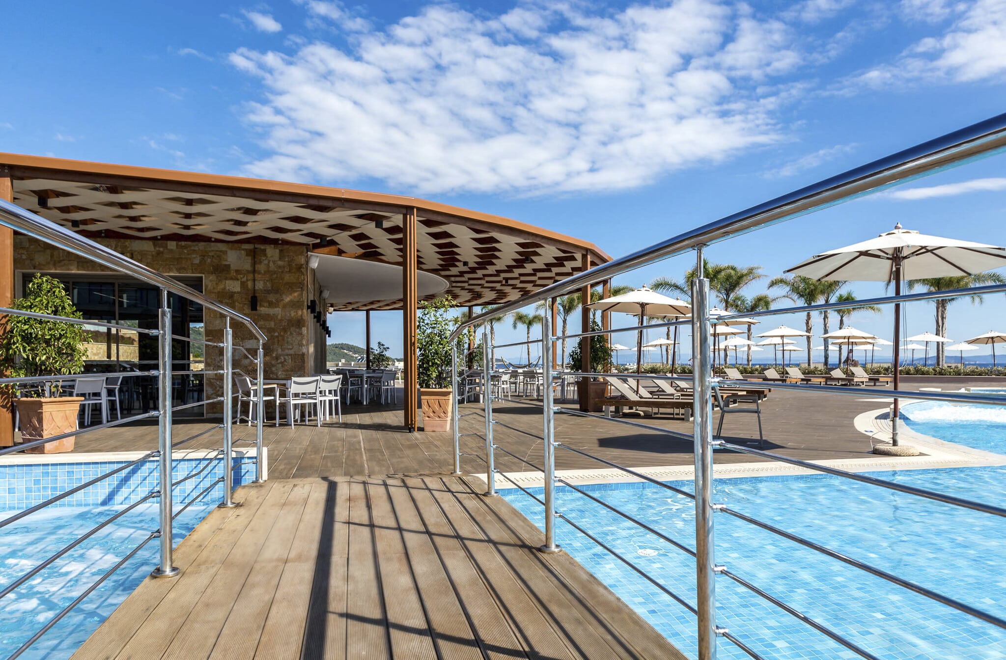 Гастрономічна концепція курорту відкриває гостям справжню подорож смаками: від елегантної італійської кухні в Portofino до автентичних грецьких страв у Mezedaki та легких обідів біля басейну в Oasis Pool Restaurant. Дегустації вин і кулінарні майстер-класи додають відпочинку особливого шарму.